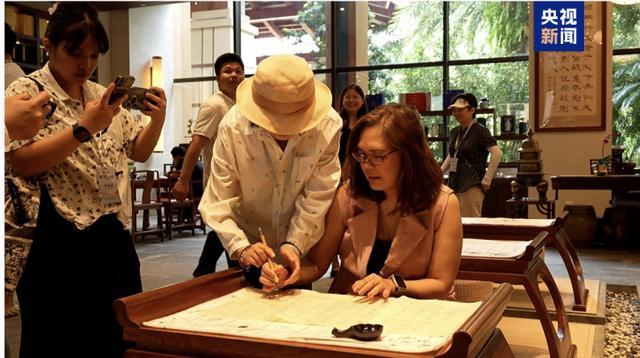 热 看看他们都买了什么→ky开元棋牌海南免税购物(图2)