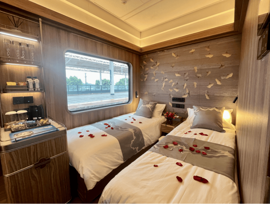 游专列“熊猫专列·成都号”：班期价格新鲜出炉开元棋牌网站2026年成都出发到新疆豪华旅(图3)